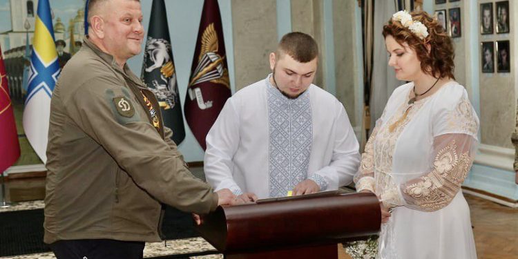 Стали відомі подробиці весілля молодят, яких розписав Головнокомандувач ЗСУ Залужний (фото)